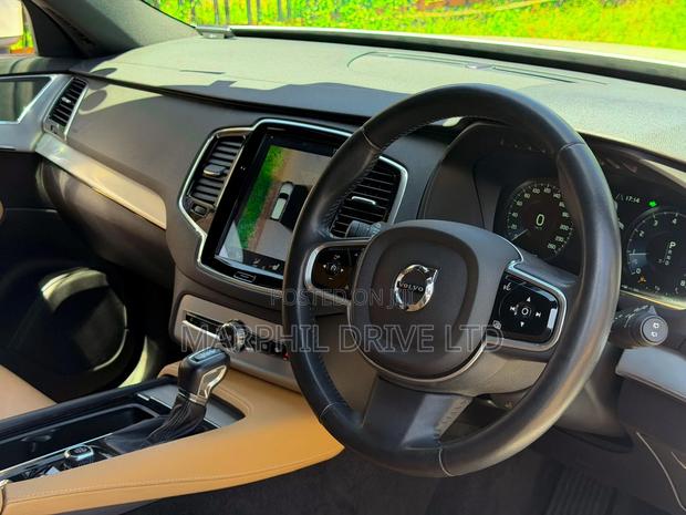 Volvo XC90 T5 Momentum AWD 2018 White