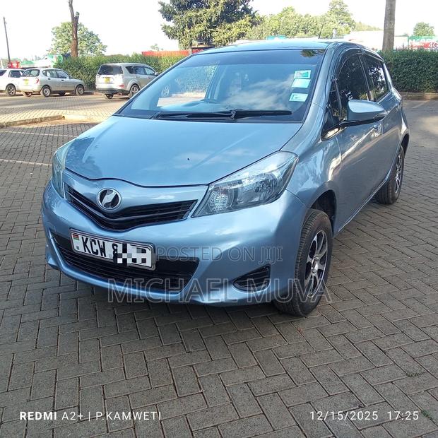 Toyota Vitz 1.0 FWD 5dr 2012 Blue