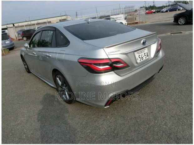 Toyota Crown 2018 Silver