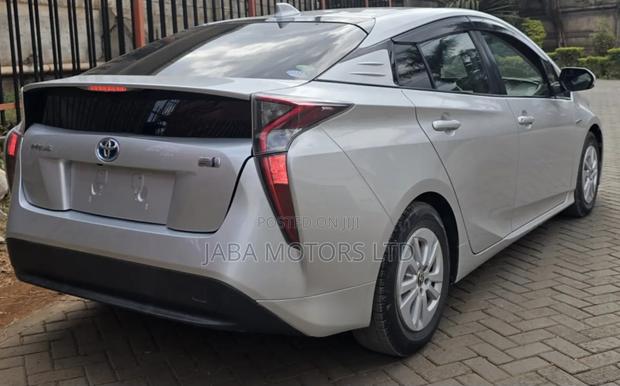 Toyota Prius 4dr Hatchback (1.8L 4cyl gas/electric hybrid CVT) 2016