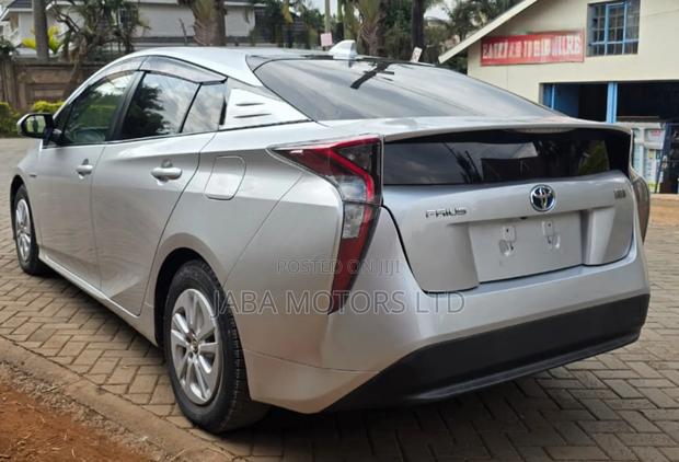 Toyota Prius 4dr Hatchback (1.8L 4cyl gas/electric hybrid CVT) 2016
