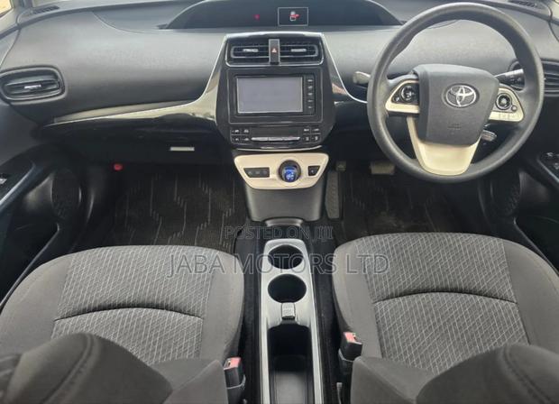 Toyota Prius 4dr Hatchback (1.8L 4cyl gas/electric hybrid CVT) 2016