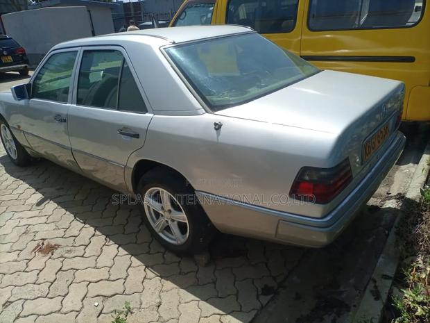 Mercedes-Benz E200 1995 Silver