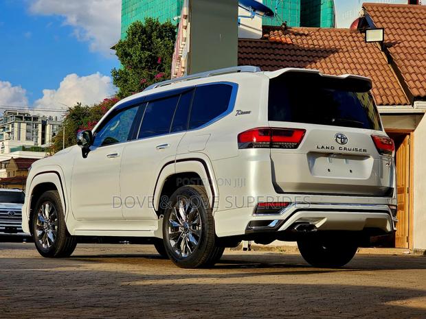 Toyota Land Cruiser LC300 2024 White