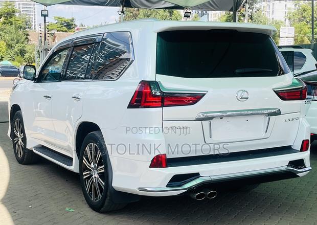 Lexus LX 570 AWD 2019 White