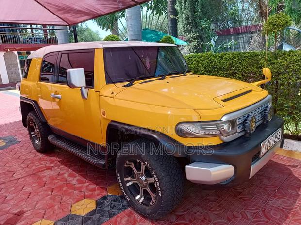 Toyota FJ Cruiser 2011 Yellow