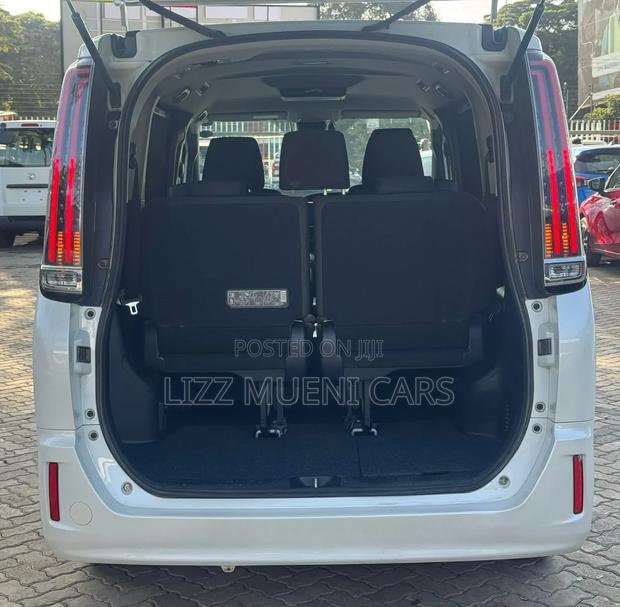 Toyota Noah 1.8 FWD Hybrid (7 seater) 2018 White