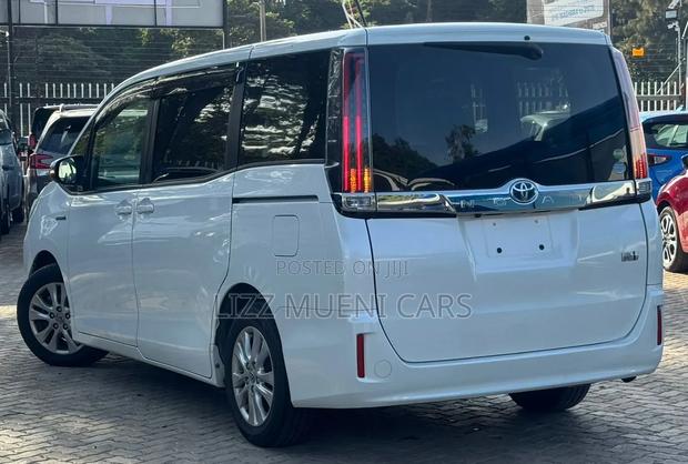 Toyota Noah 1.8 FWD Hybrid (7 seater) 2018 White