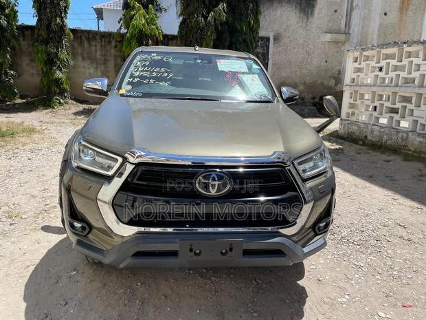 Toyota Hilux 2020 Gray