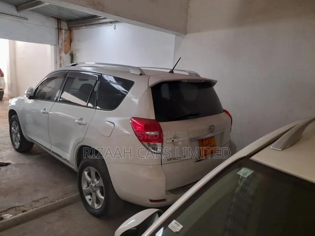 Toyota Vanguard 2012 White