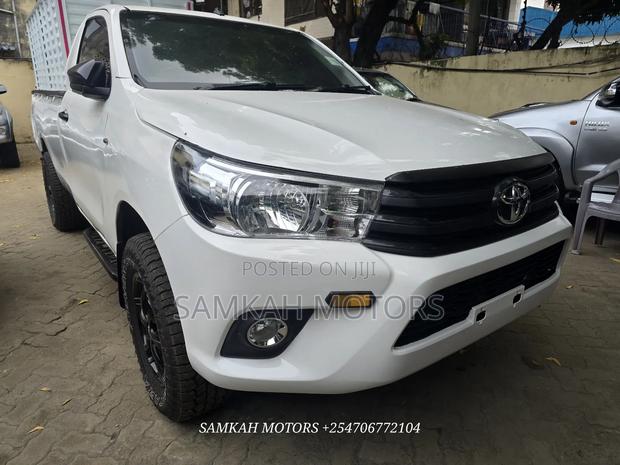 Toyota Hilux 2023 White