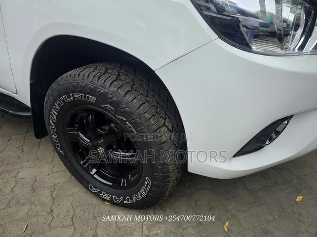 Toyota Hilux 2023 White