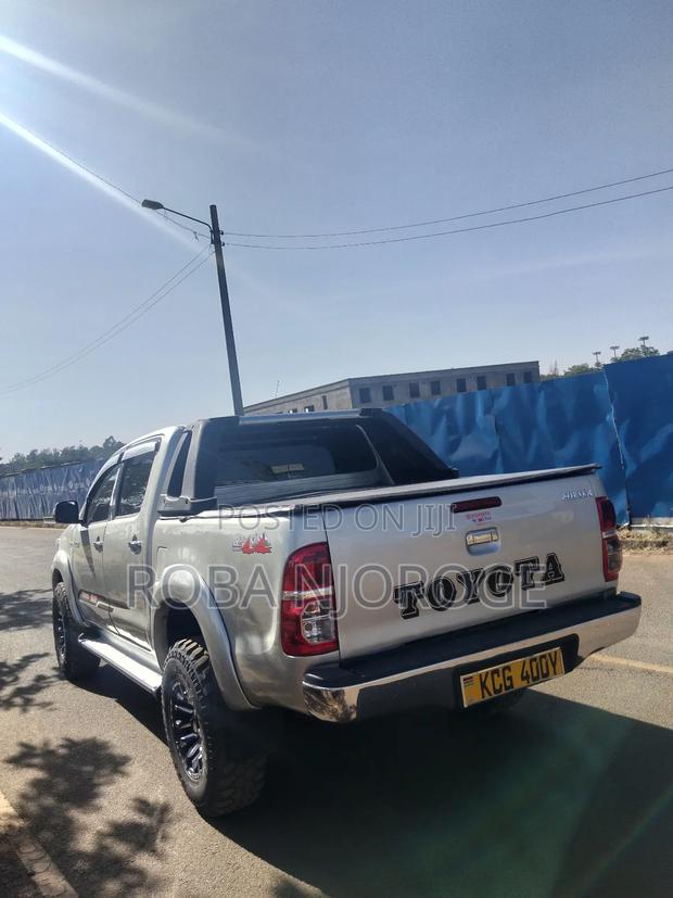 Toyota Hilux 2.5 D-4D 4X4 SRX 2010 Silver