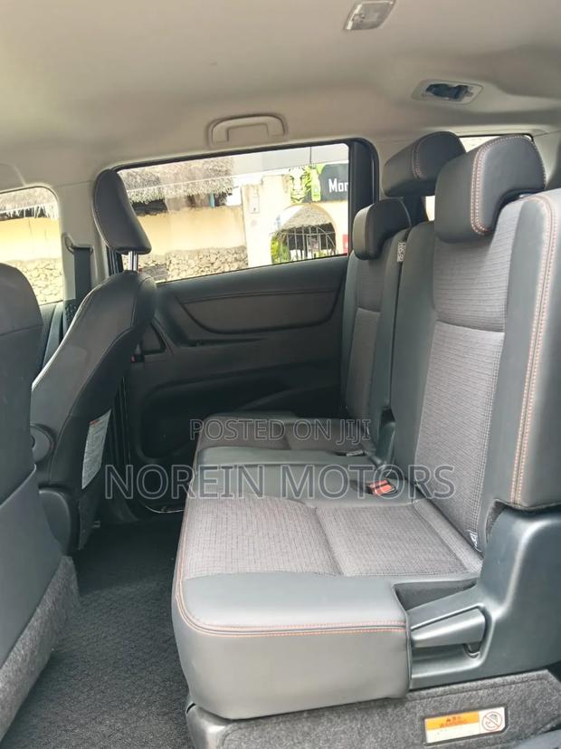 Toyota Sienta 2018 Silver