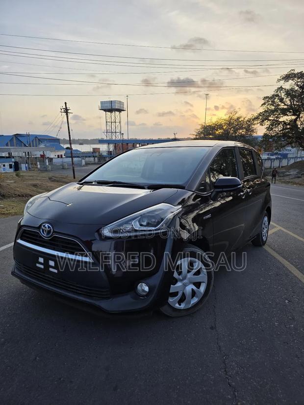 Toyota Sienta 1.5 Hybrid FWD 2018 Black