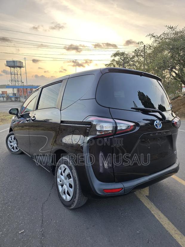 Toyota Sienta 1.5 Hybrid FWD 2018 Black