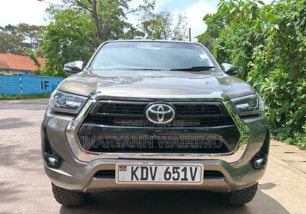 Toyota Hilux 2023 Brown