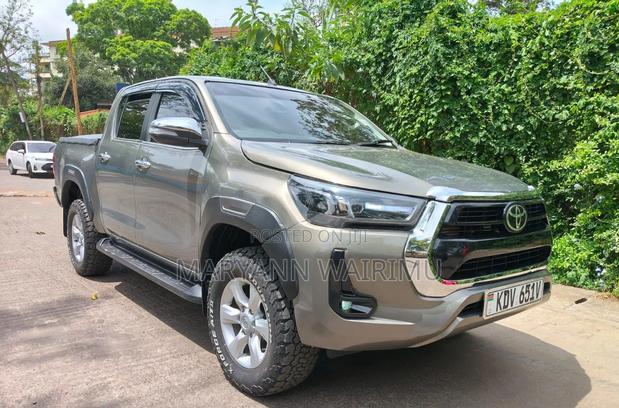 Toyota Hilux 2023 Brown