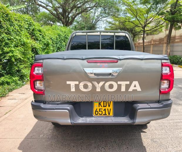 Toyota Hilux 2023 Brown