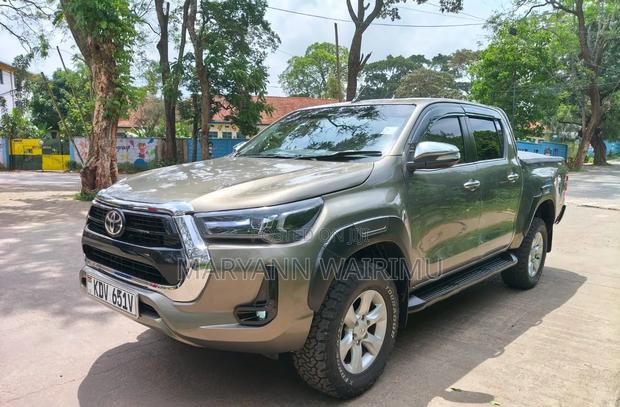 Toyota Hilux 2023 Brown