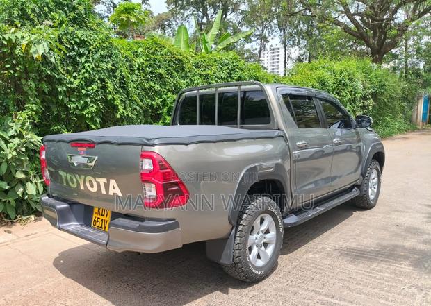 Toyota Hilux 2023 Brown