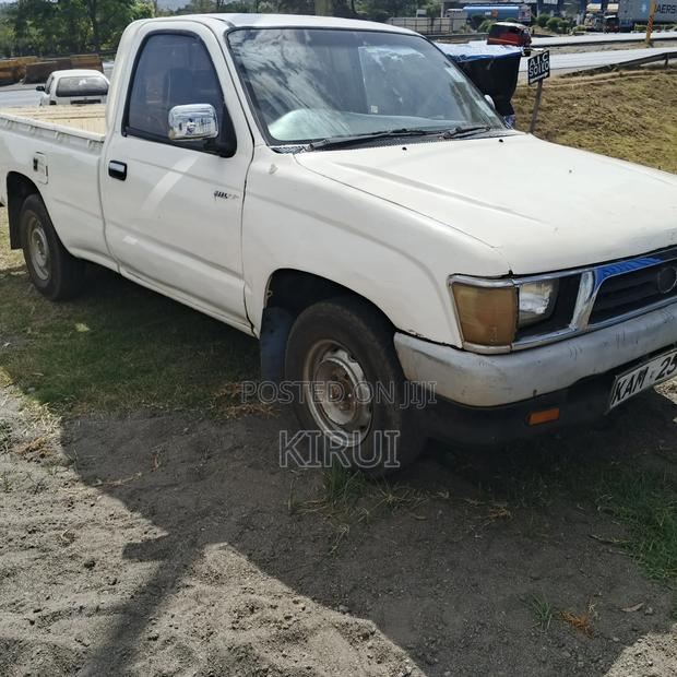Toyota Hilux 2000 White