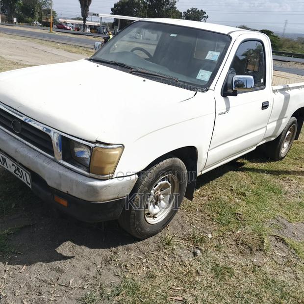 Toyota Hilux 2000 White