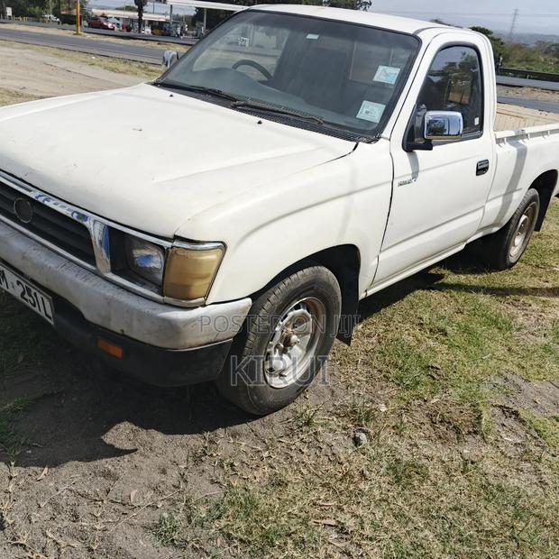 Toyota Hilux 2000 White