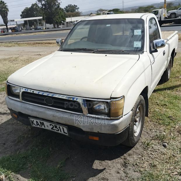 Toyota Hilux 2000 White