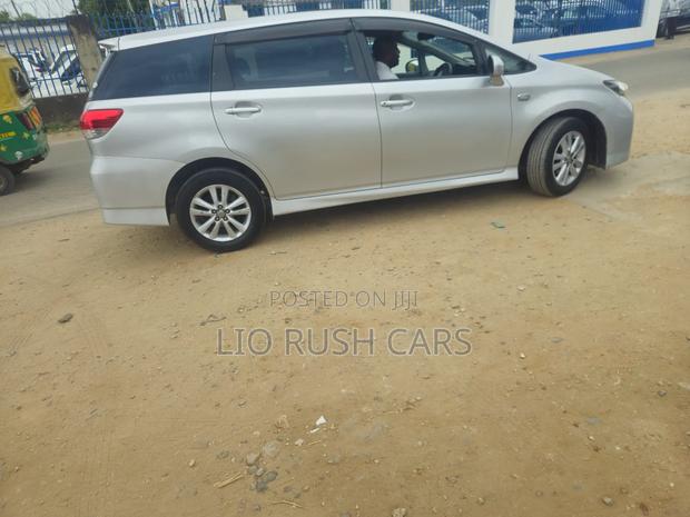 Toyota Wish 2011 Silver