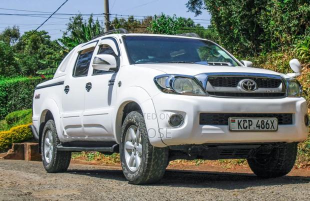 Toyota Hilux 2011 White