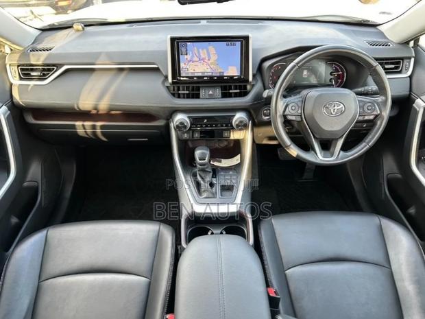 Toyota RAV4 XLE Premium AWD 2019 White