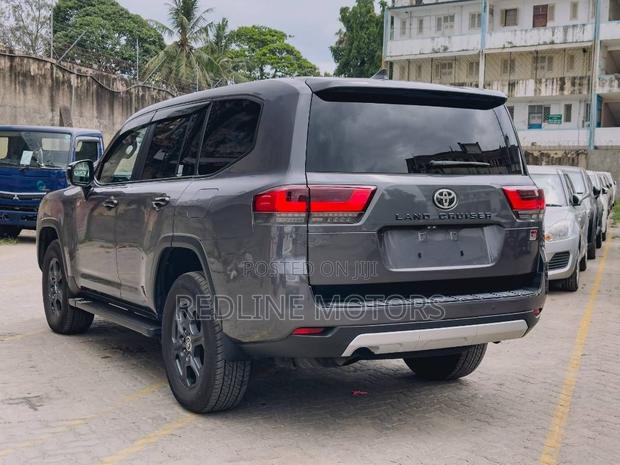 Toyota Land Cruiser LC300 2023 Gray