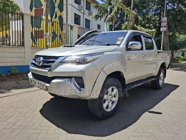 Toyota Hilux 2.5 D-4D 4X4 SRX 2010 Gray