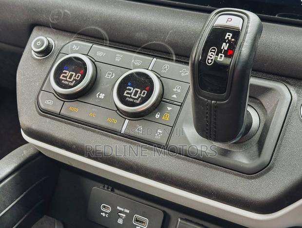 Land Rover Defender SE 2021 Green