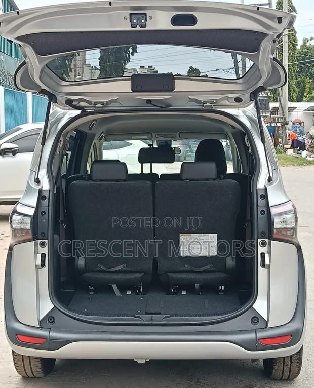 Toyota Sienta 2019 Silver