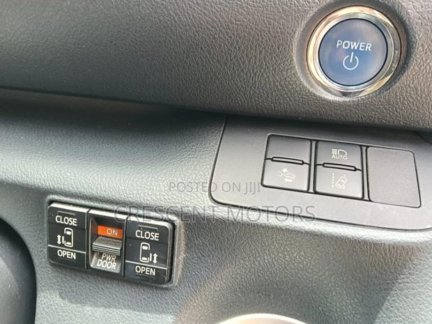 Toyota Sienta 2019 Silver
