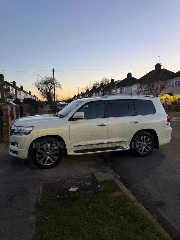 Toyota Land Cruiser LC300 2024 White