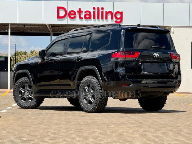 Toyota Land Cruiser LC300 2022 Black