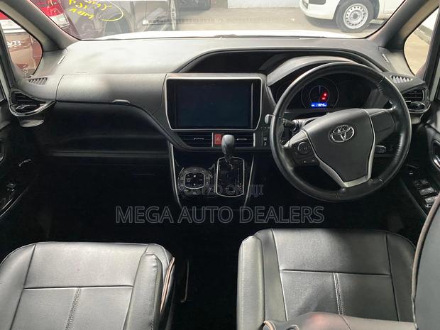 Toyota Voxy 2018 White