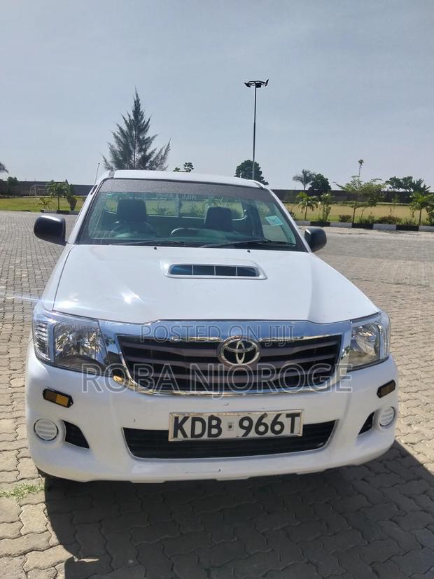 Toyota Hilux SR5 2013 White