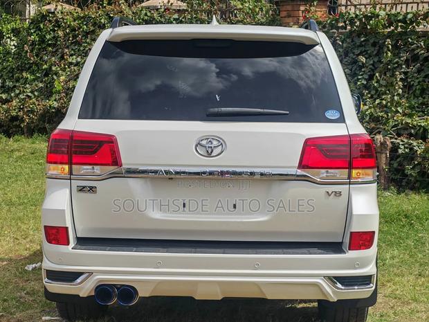 Toyota Land Cruiser 4.6 V8 ZX 2019 White
