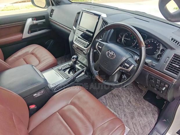 Toyota Land Cruiser 4.6 V8 ZX 2019 White