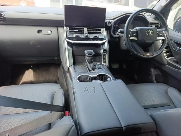 Toyota Land Cruiser LC300 2022 Black