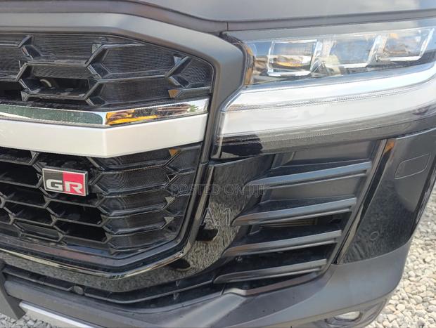 Toyota Land Cruiser LC300 2022 Black