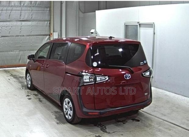 Toyota Sienta 2019 Red