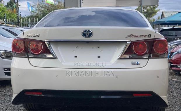 Toyota Crown 2017 White