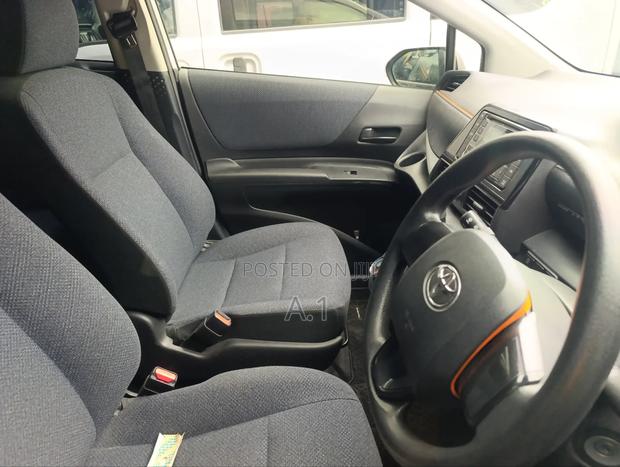 Toyota Sienta 2019 Silver