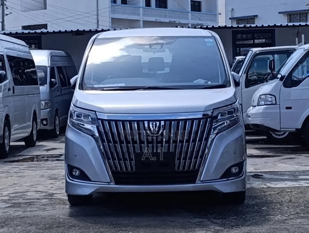 Toyota Esquire 2.0 FWD (7 seater) 2019 Silver