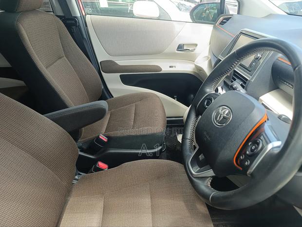 Toyota Sienta 1.5 Hybrid FWD 2019 Red